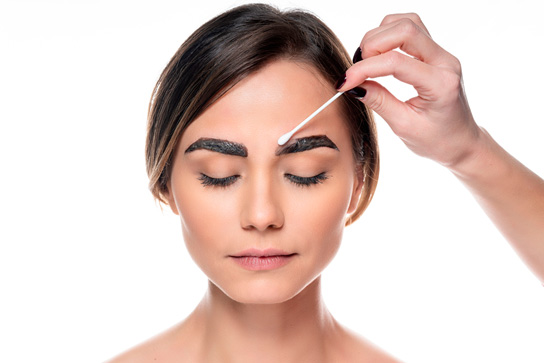 Färben der Augenbrauen